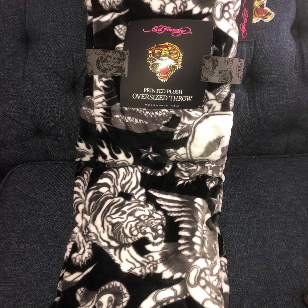 🖤 Ed Hardy Printed Plush Oversized Throw - Black & White Tiger Motif